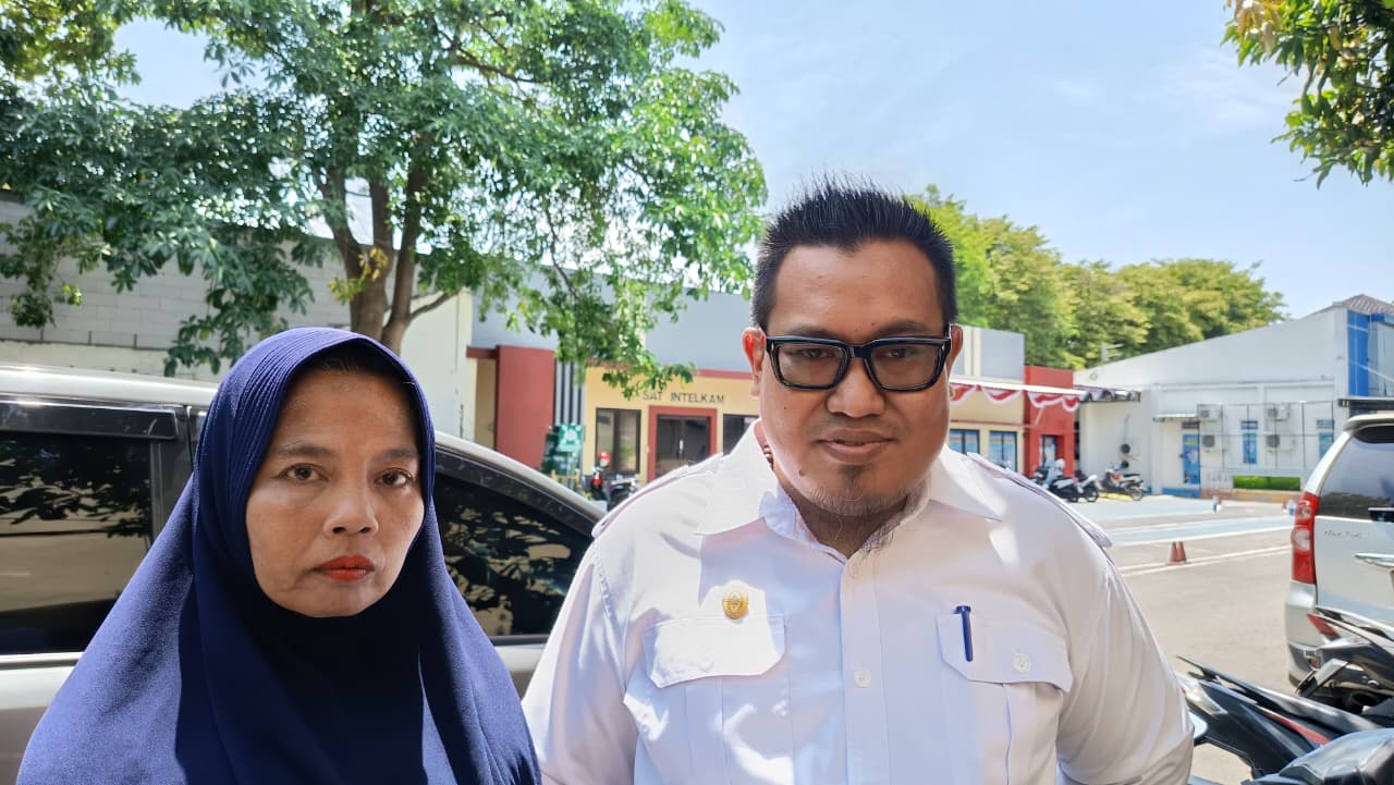 MENCARI KEADILAN: Sumini, korban penipuan oknum polisi usai mengikuti sidang etik di Mapolres Bangkalan Selasa (16/9).