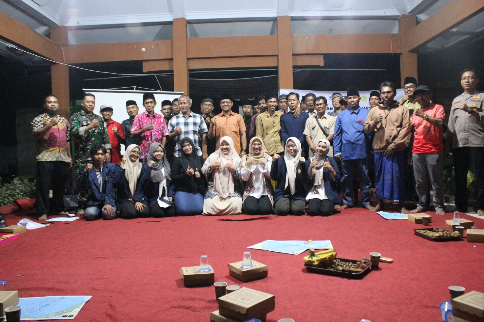 KHIDMAT: Foto bersama usai kegiatan sosialisasi penerapan apartemen ikan di perairan Bancaran, Bangkalan.