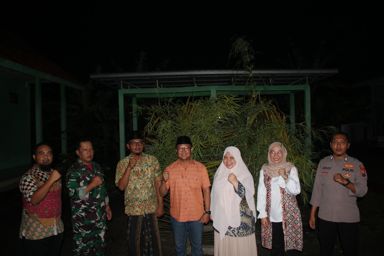 SIMBOLIS: Foto bersama usai penyerahan apartemen ikan.
