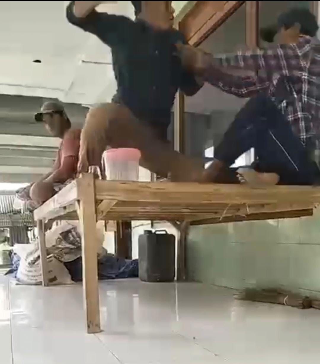 JADI BUKTI: Kades Angkatan Hudri (baju hitam) saat melakukan penganiayaan terhadap warganya, Rabu (14/5).