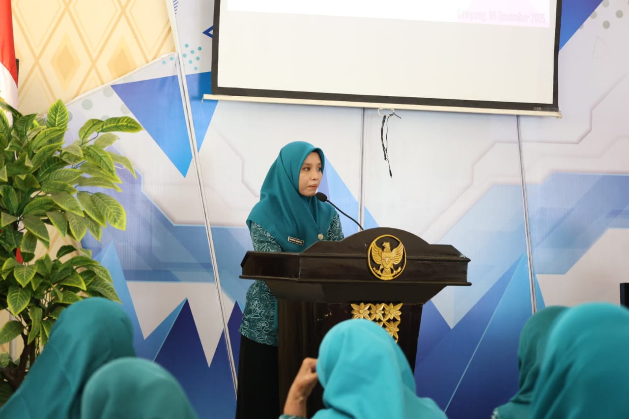 SEMANGAT: Waka TP PKK Sampang Ny. Sariroh Mahfudz menyampaikan sambutan saat sosialisasi di Hotel Bahagia, Sampang, Kamis (6/11).