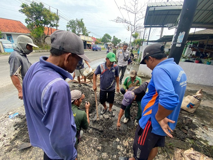 SALURAN: Pekerja melakukan normalisasi drainase di Kelurahan Bancaran, Kecamatan Bangkalan, Kamis (6/11). (AYU LATIFAH/JPRM)