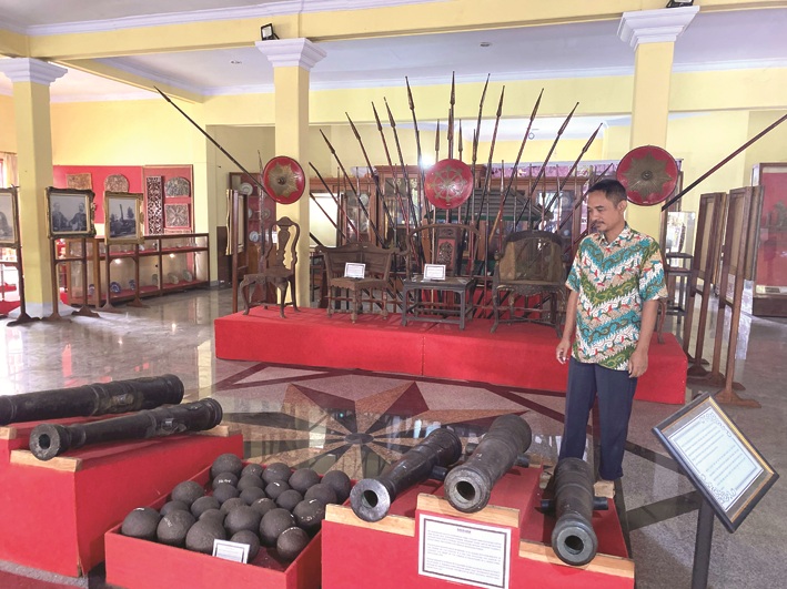 KOLEKSI: Seorang petugas melihat koleksi Museum Cakraningrat Kamis (6/11). (AYU LATIFAH/JPRM)