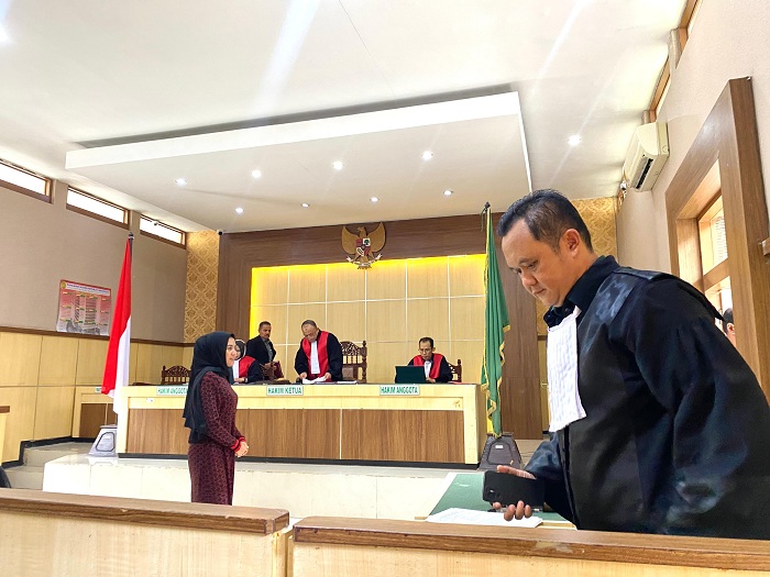 SELESAI: Siti Kholisah beranjak dari kursi terdakwa usai sidang tuntutan di Pengadilan Negeri Pamekasan Rabu (5/11). (MOH. IQBAL AFGANI/JPRM)