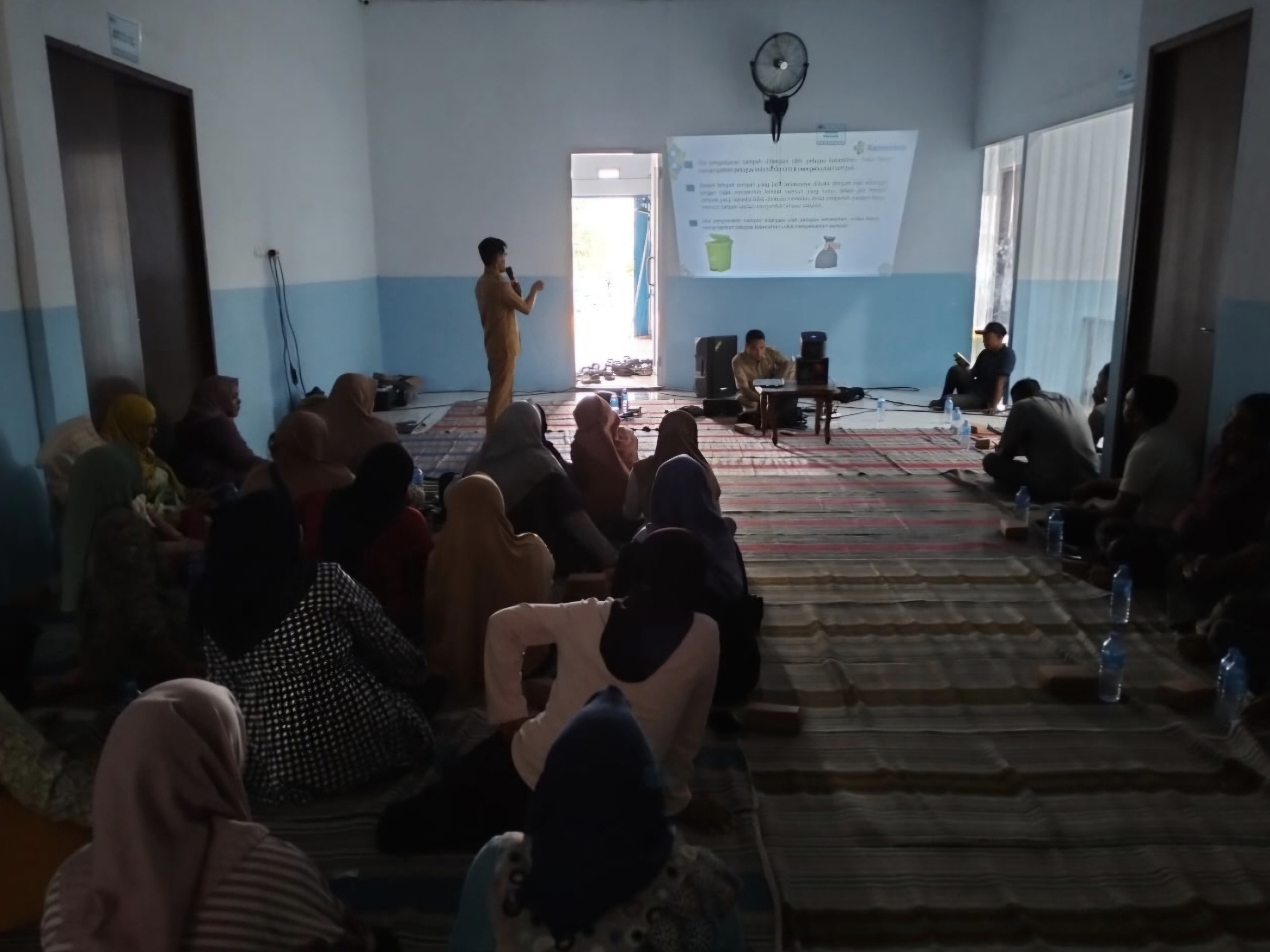 FOKUS: Dinkes P2KB Sumenep saat menggelar pelatihan penjamah pangan di SPPG Kecamatan Batuan, Selasa (4/11).