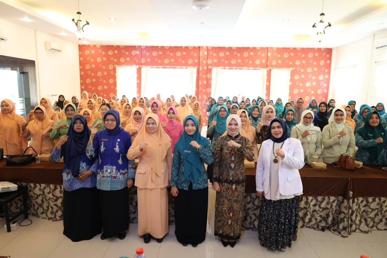 SALING MENDUKUNG: Waka Ketua TP PKK Sampang Ny Sariroh Mahfudz berfoto bersama dengan sejumlah organisasi perempuan saat sosialisasi di Hotel Bahagia, Sampang, Kamis (6/11).