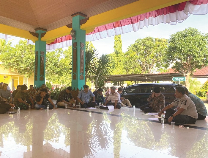 TERIMA KELUH KESAH: Pedagang mengadu ke Wabup Bangkalan Moch. Fauzan Ja&rsquo;far di rumah dinasnya Kamis (6/11). (JUPRI/JPRM)