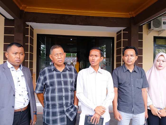 GERAM: Tim kuasa hukum korban memberikan keterangan kepada insan pers di halaman Mapolres Sampang Jumat (7/11). (UBAIDILLAHIR RAIE/JPRM)