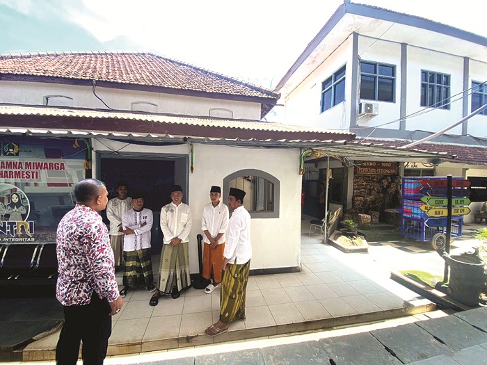 KOMUNIKATIF: Petugas saat berdialog dengan warga binaan Rutan Kelas II-B Bangkalan Jumat (7/11). (AYU LATIFAH/JPRM)