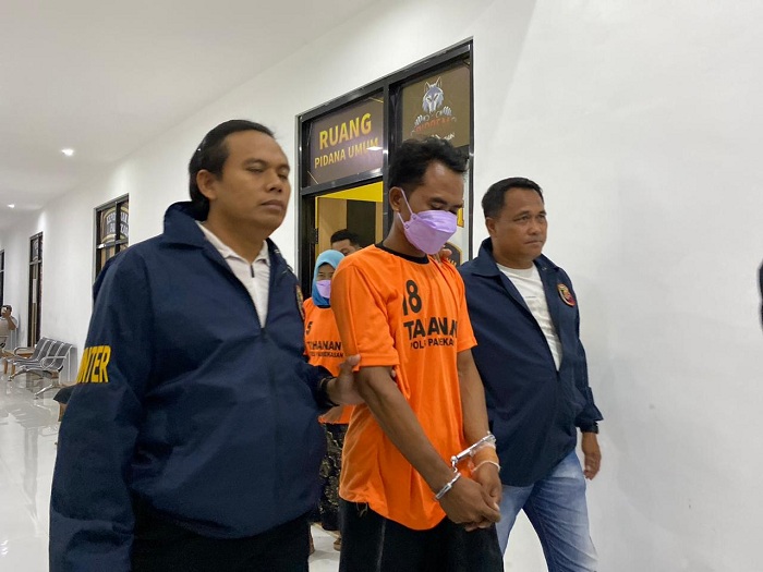 DIBORGOL: Anggota Satreskrim Polres Pamekasan menggiring Nawiski dan istrinya ke lokasi konferensi pers di mapolres Jumat (7/11). (MOH. IQBAL AFGANI/JPRM)