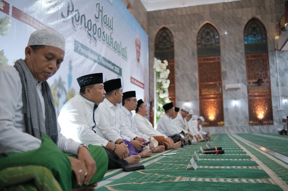 TEDUH: Bupati Pamekasan Dr. KH. Kholilurrahman, S.H., M.Si bersama para kiai dalam acara Haul Raja Ronggosukowati di Masjid Agung Asy-Syuhada, Senin (3/11)