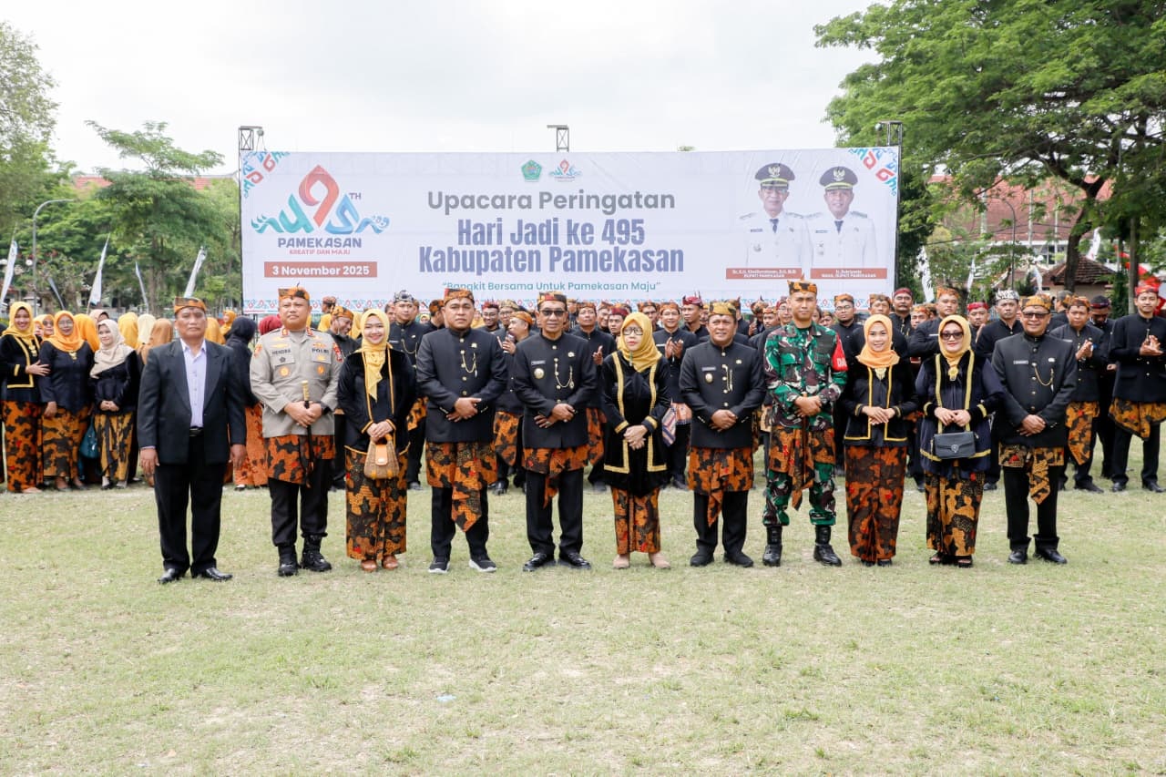 PENUH RASA SYUKUR: Bupati Pamekasan Dr. KH. Kholilurrahman, S.H., M.Si didampingi Wakil Bupati H. Sukriyanto berfoto bersama peserta upacara Harjad Ke-495 Kabupaten Pamekasan, Senin (3/11).