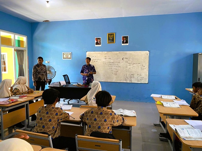 MENGABDI UNTUK BANGSA: Guru SMPN 1 Bangkalan Eko Priyanto Purnomo tengah mengajar Jumat (7/11). (AYU LATIFAH/JPRM)