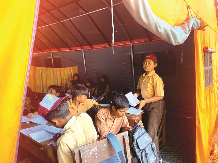 TETAP SEMANGAT: Murid SDN Tamberu 2, Kecamatan Batumarmar, Pamekasan, belajar di bawah tenda darurat Jumat (7/11). (MOH. IQBAL AFGANI/JPRM)