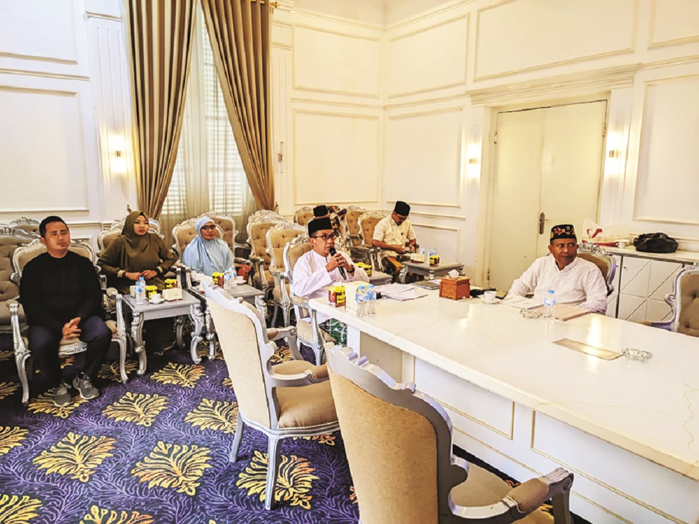 KOMITMEN: Bupati Pamekasan&nbsp; didampingi Plt Diskominfo, M.Si mengikuti tahap presentasi dan wawancara dalam kegiatan Monitoring dan Evaluasi (Monev) Keterbukaan Informasi Badan Publik Tahun 2025