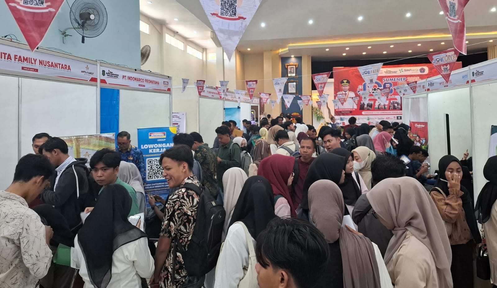 RAMAI: Sejumlah perusahaan saat mengikuti job fair di Gedung Korpri Sumenep, Rabu (17/9).