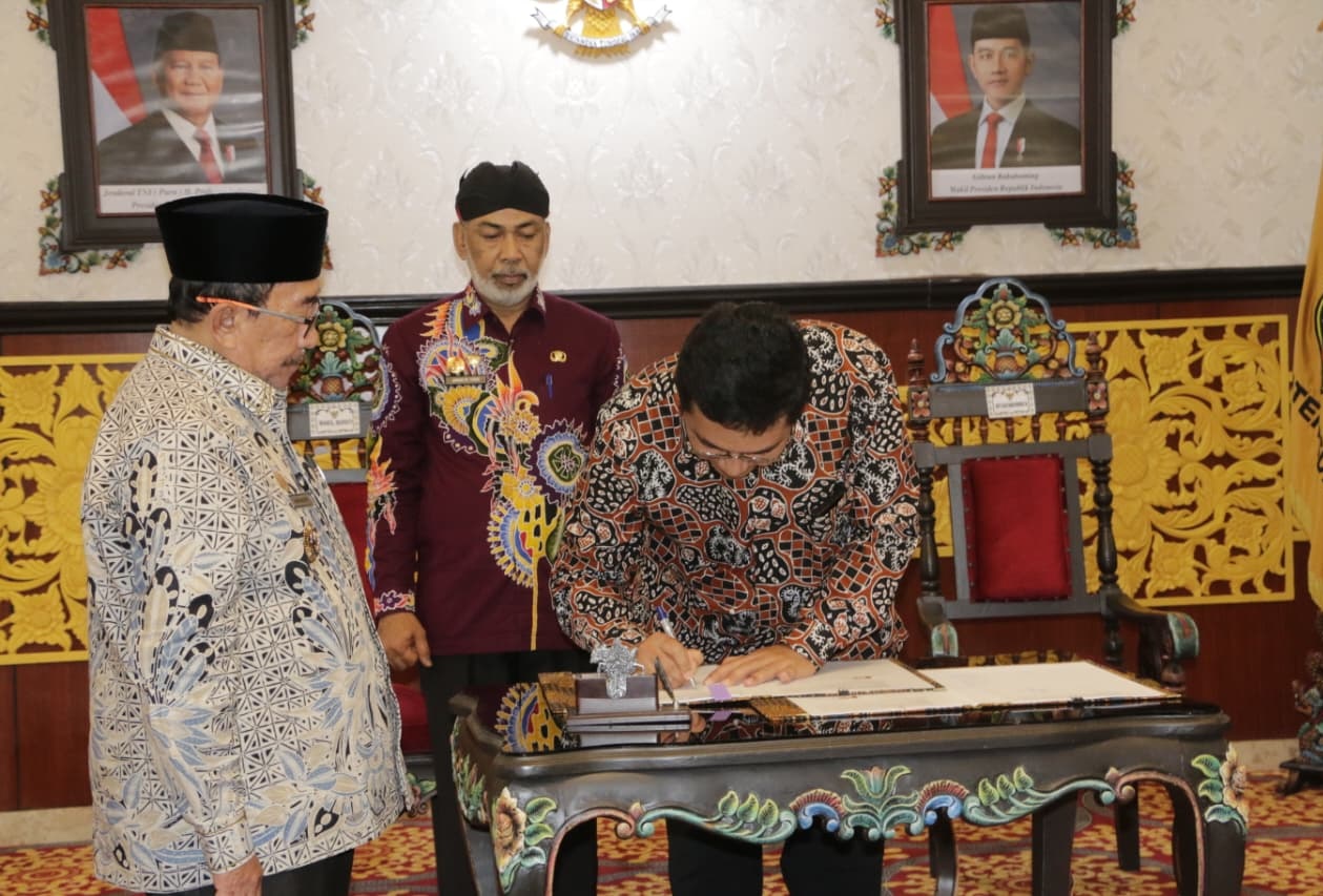 FOKUS: Wakil Bupati Sumenep Imam Hasyim saat melakukan PKS di Pendopo Keraton Sumenep, Kamis (6/11).