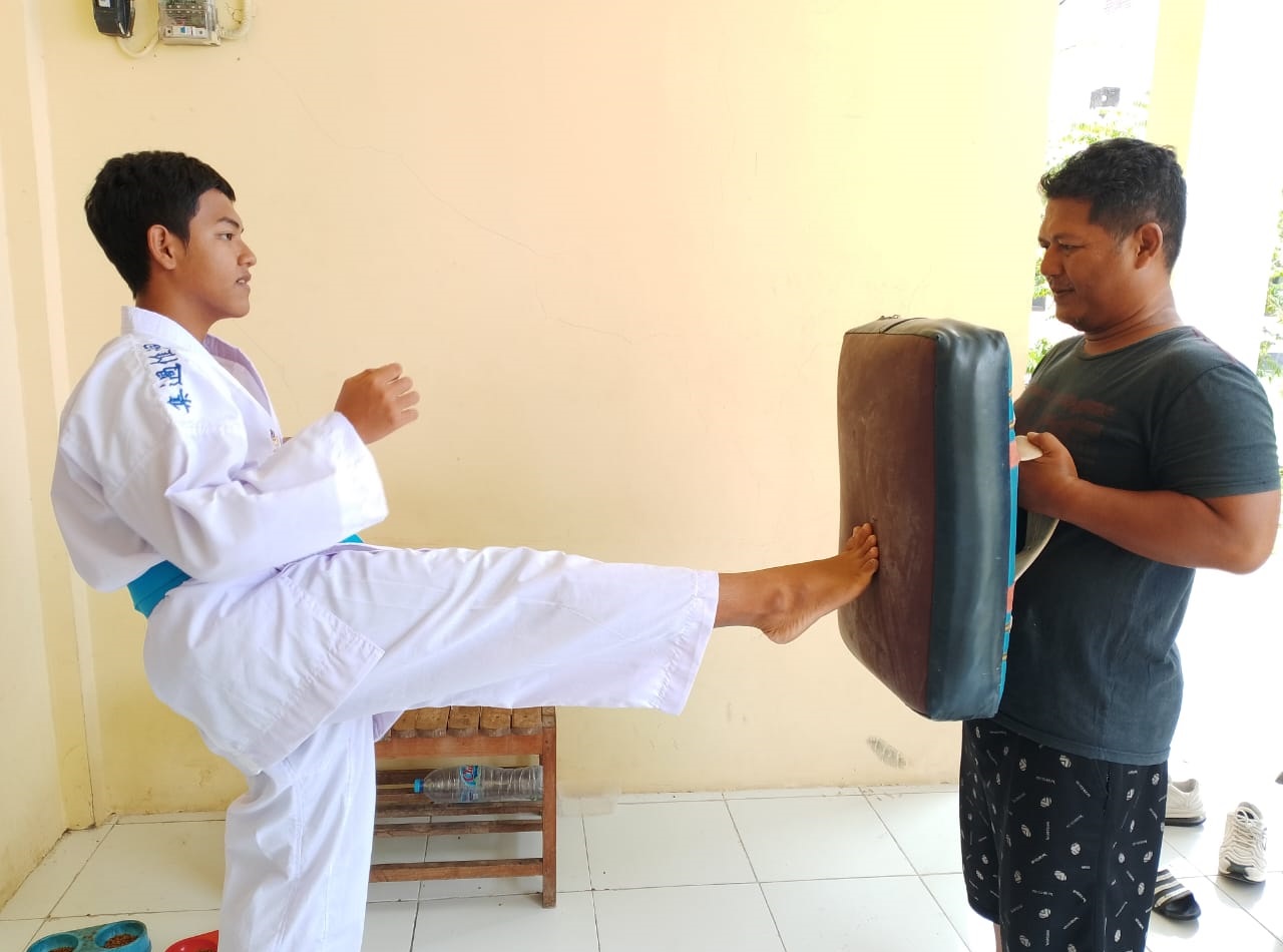 PENUH SEMANGAT: Kevin Laksana Permadie saat melakukan latihan mandiri di Asrama Polres Sampang, Kamis (6/11).