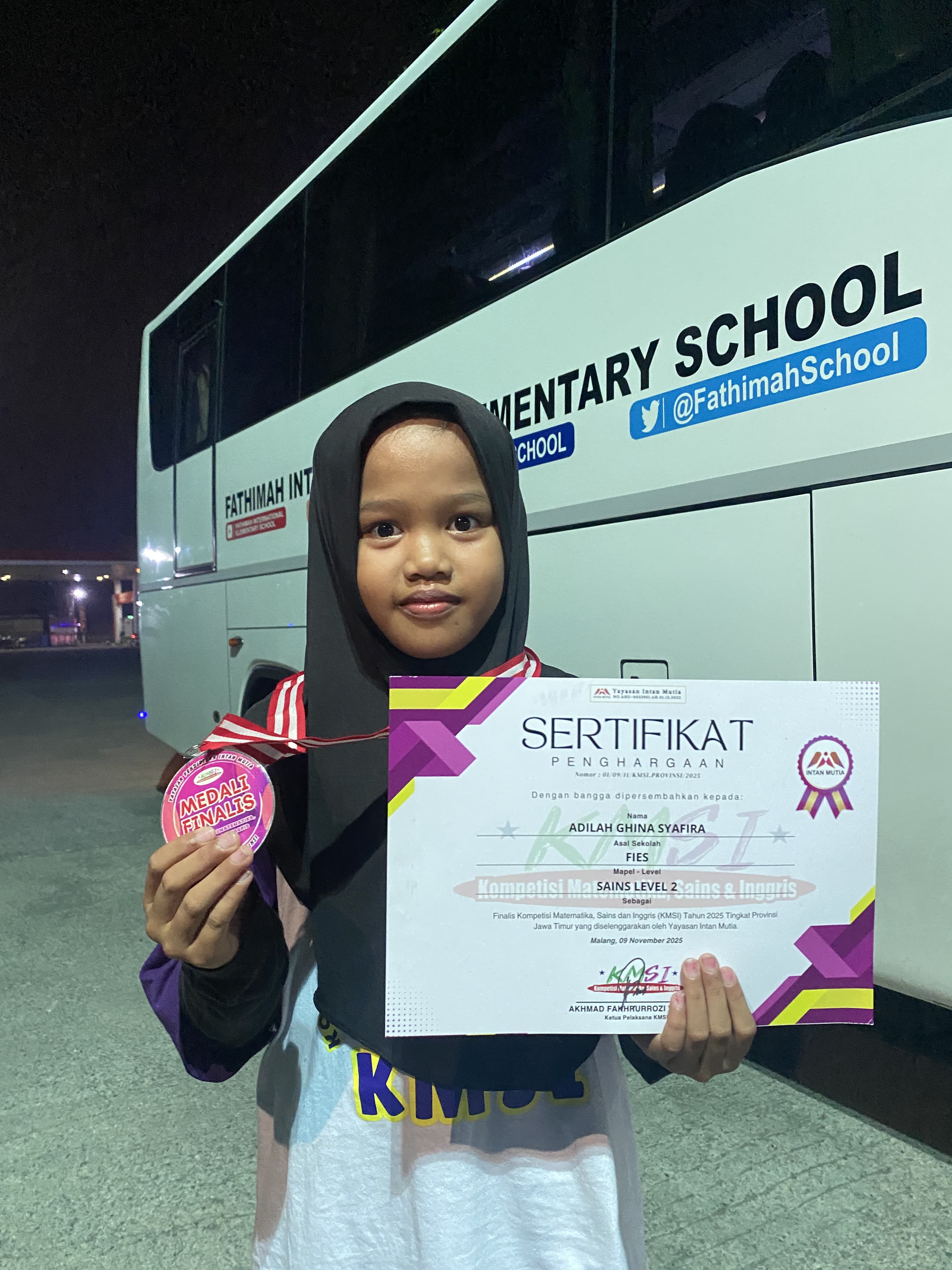 Adilah Ghina Syafira, siswi Fathimah International Elementary School (FIES) Sumenep yang lolos Final Nasional Kompetisi Matematika Sains dan Inggris (KMSI) 2025.