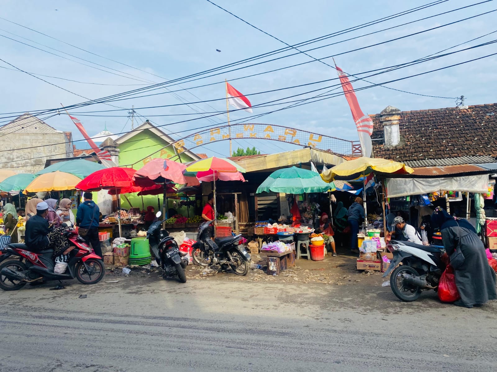 SASARAN PROGRAM: Warga memarkir kendaraannya di pinggir jalan Pasar Waru, Senin (27/10).