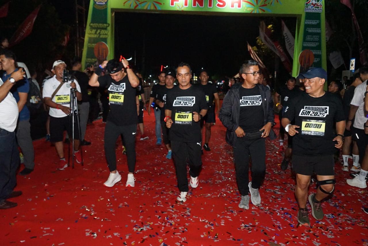 BUGAR: Bupati Bangkalan Lukman Hakim dua dari kiri ikut berlari dalam penyelenggaraan Night Run 2025 yang digelar di depan Pendopo Agung, Sabtu (8/11) malam.