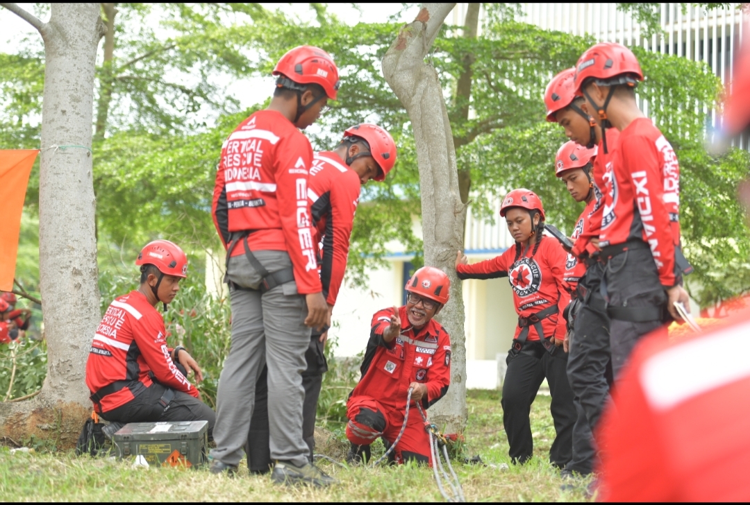 PEDULI LINGKUNGAN: Puluhan peserta Sekolah Vertical Rescue Tingkat 1 berfoto bersama seusai mengikuti kegiatan.