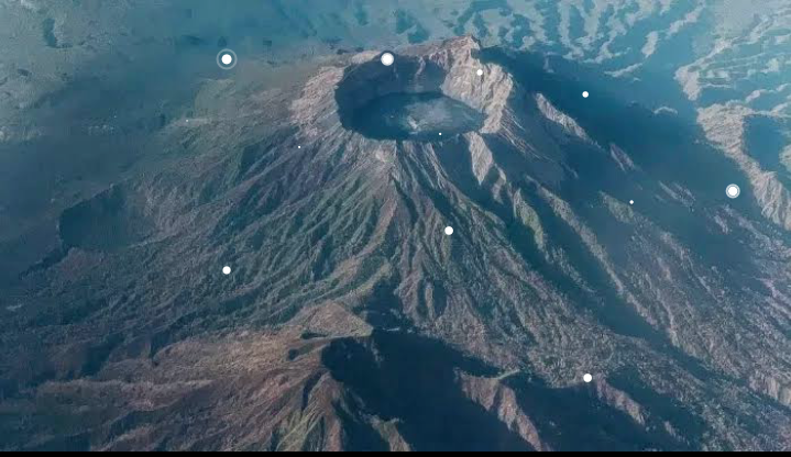gunung ini menghadirkan perpaduan antara keindahan dan bahaya