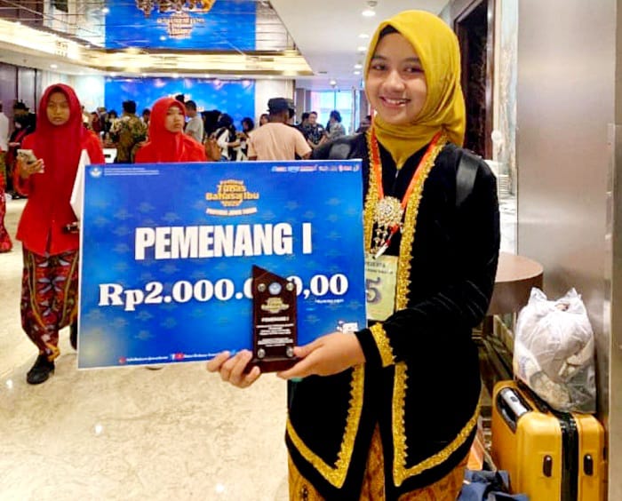BANGGA: Murid SMPN 2 Saronggi Zhafirah Nourya Ibnu. (FIRA UNTUK JPRM)