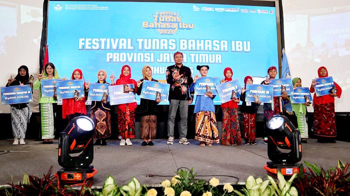 SALAM LITERASI: Kabid SD Dispendik Sumenep Ardiansyah Ali Shochibi berfoto bersama pemenang lomba mendongeng FTBI Jatim 2025 di Hotel Santika Premiere Gubeng, Surabaya, Sabtu (8/11). (DOKUMEN PANITIA)