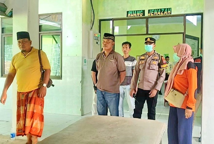BERJAGA-JAGA: Petugas berada di depan kamar jenazah RSUD Smart Pamekasan usai mengevakuasi jenazah Weroair Rasyid Minggu (9/11). (M. KHOLIL RAMLI/JPRM)