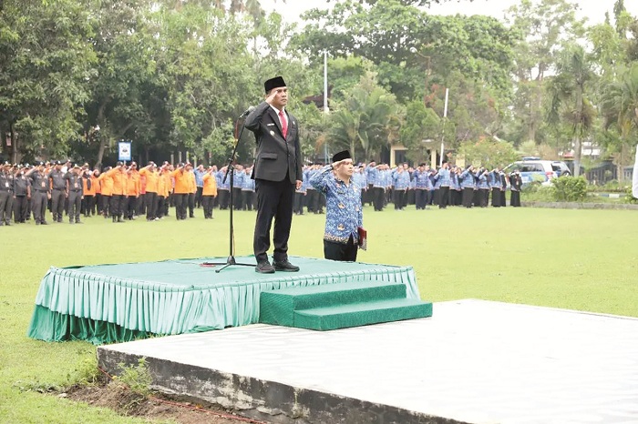 NASIONALIS: Bupati Bangkalan Lukman Hakim menjari inspektur upacara peringatan Hari Pahlawan Nasional di halaman kantor pemkab Senin (10/11). (PROKOPIM UNTUK JPRM)