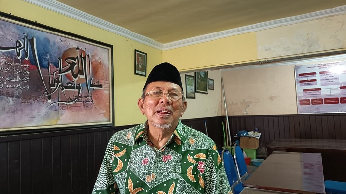 BERSYUKUR: KH Safik Rofii saat ditemui di kantor yayasan Masjid Agung Bangkalan Senin (10/11). (ZEINAL ABIDIN/JPRM)