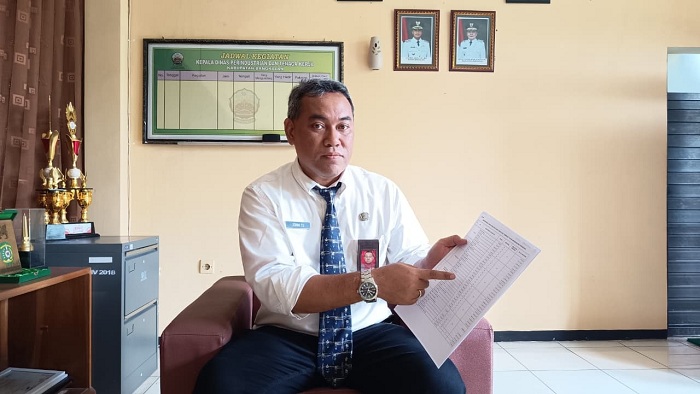RAMAH: Kepala Disperinaker Bangkalan Jemmi Tria Sukmana saat ditemui di ruang kerjanya Senin (10/11). (ZEINAL ABIDIN/JPRM)