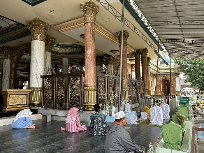 KHUSYUK: Para pengunjung berada kawasan Pesarean Syaikhona Muhammad Kholil di Desa Martajasah, Kecamatan Kota Bangkalan, Senin (10/11). (VIVIN AGUSTIN HARTONO/JPRM)