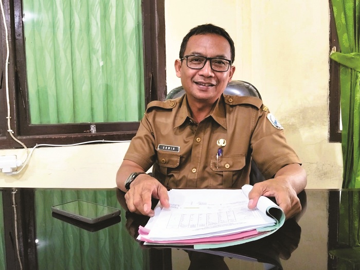 SEGERA DISALURKAN: Kabid Perlindungan dan Jaminan Sosial Dinsos PPPA Sampang Erwin Elmi Syahrial saat ditemui di ruangannya Senin (10/11). (ANIS BILLAH/JPRM)