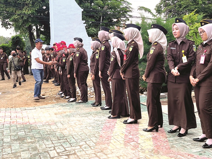 GERIMIS: Sejumlah pegawai Kejaksaan Negeri Sumenep berada di pintu masuk menyambut kedatangan Kajari Nurhadi Puspandoyo Senin (10/11). (MOH. IQBAL/JPRM)