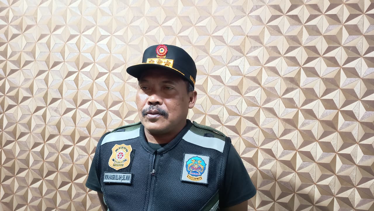 RAMAH: Kasatpol PP Bangkalan Mohammad Hasbullah saat ditemui di ruang kerjanya Rabu (5/11).