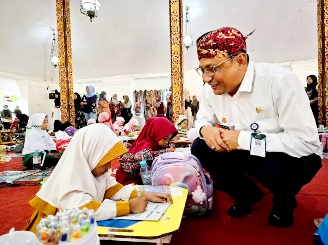 MENINJAU: Kepala Dispendik Agus Dwi Saputra mewakili Bupati Achmad Fauzi Wongsojudo meninjau pelaksanaan Fun Colouring Competition di Pendopo Agung Keraton Sumenep. (HERIVIYA YUVI/JPRM)
