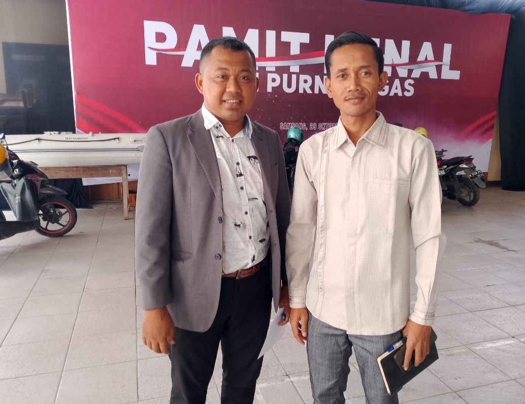 TEGAS: Jakfar Sodik selaku PH pelapor (kanan) saat ditemui di Mapolres Sampang, Jumat (7/11).