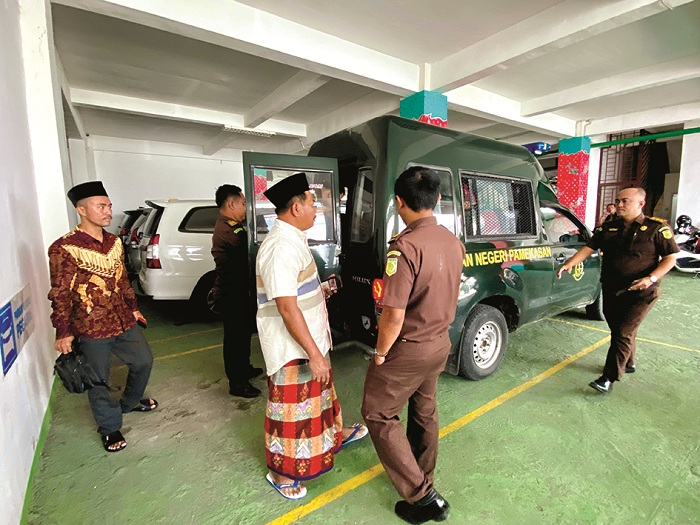 LANGKAH HUKUM: Pelaku pemalsuan dokumen PAW Kades Gugul dibawa ke mobil tahanan, Rabu (30/4). (MOH. IQBAL AFGANI/JPRM)