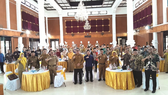 KOMITMEN: Kepala Bakorwil IV Pamekasan Dra. Sufi Agustini, M.Si berfoto bersama dengan Forum Rektor se-Madura dan perwakilan dari pemerintah empat kabupaten Selasa (11/11). (M. KHOLIL RAMLI/JPRM)