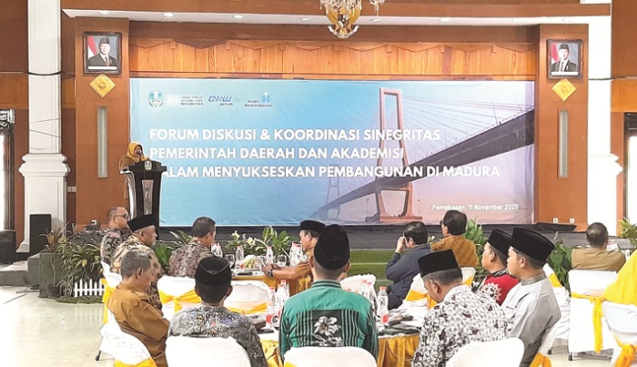 KOMITMEN: Kepala Bakorwil IV Pamekasan Dra. Sufi Agustini, M.Si menyampaikan sambutan dalam pertemuan Forum Rektor se-Madura dan perwakilan pemerintah daerah Selasa (11/11). (M. KHOLIL RAMLI/JPRM)