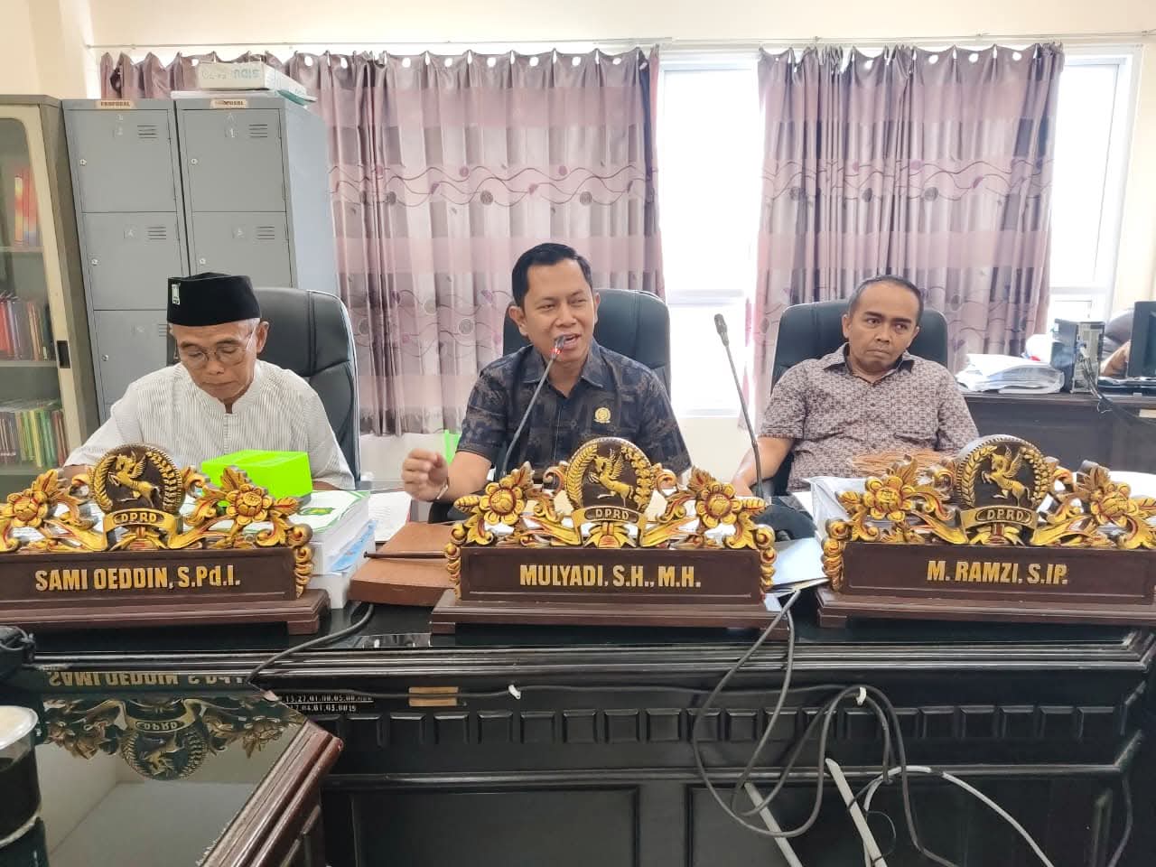 TEGAS: Ketua Komisi IV DPRD Sumenep Mulyadi (tengah) saat memimpin rapat di ruang Komisi IV DPRD Sumenep, Senin (29/9).