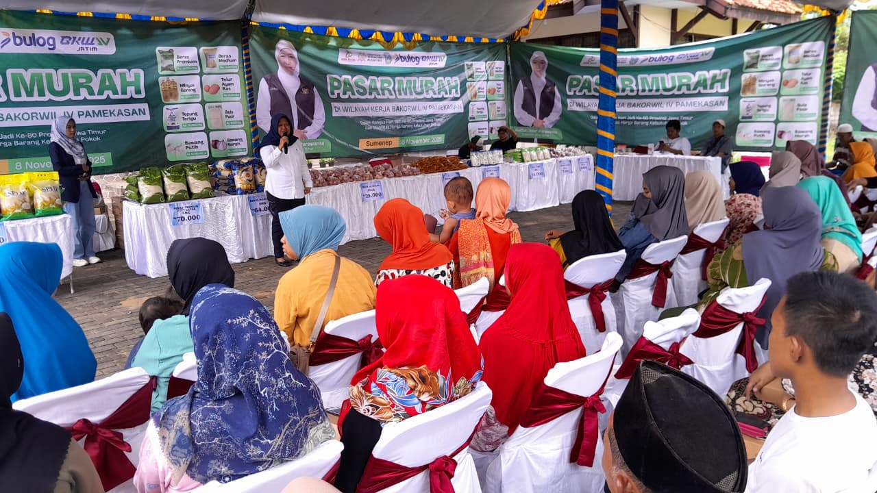 KOMPAK: Kepala Bakorwil IV Pamekasan Dra. Sufi Agustini, M.Si berfoto bersama Forkopimcam Guluk-Guluk, Sumenep, dan perwakilan warga dalam kegiatan Pasar Pangan Murah, Sabtu (8/11).
