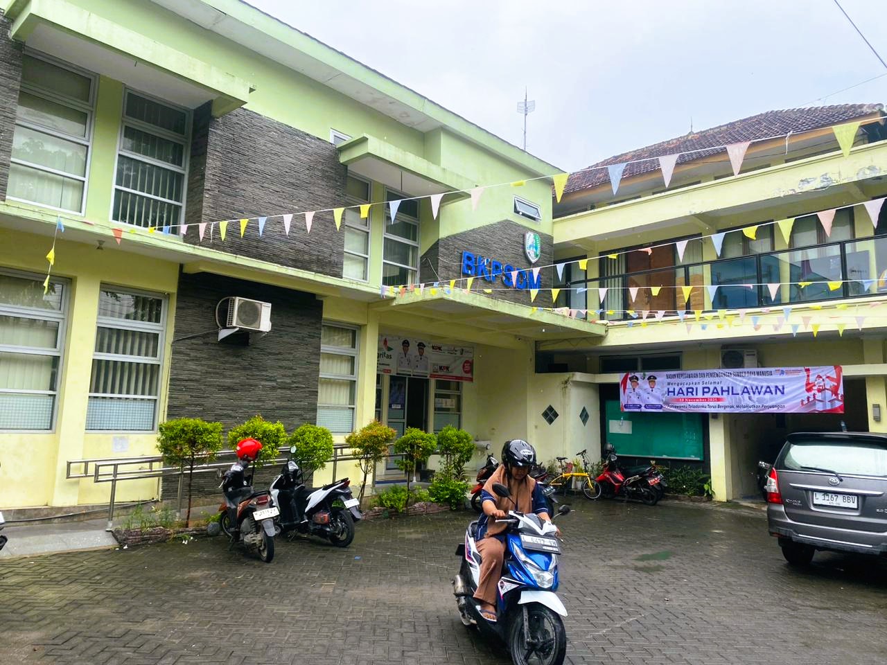 LENGANG: Pegawai berada di halaman kantor BKPSDM Sampang, Senin (10/11).