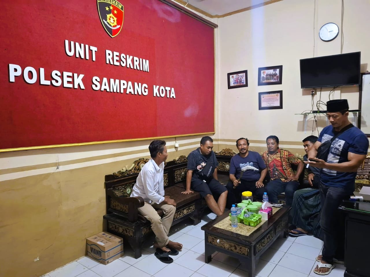 DIRINGKUS: Tersangka J (baju putih) diamankan di Polsek Sampang pada Minggu (9/11).
