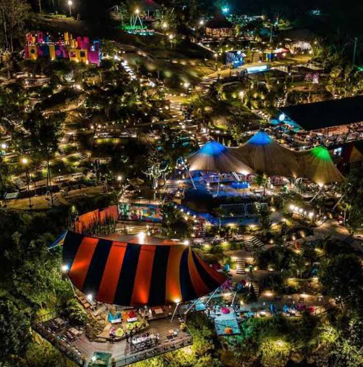 Obelix Hills mengusung konsep wisata alam modern dengan sentuhan artistik yang instagramable.