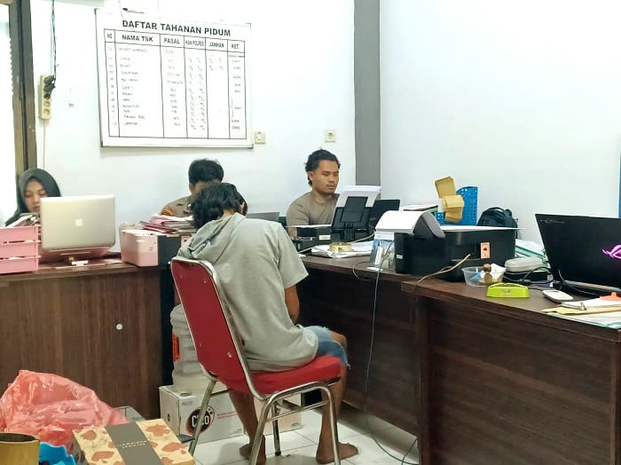 TAK BERKUTIK: FS saat dilakukan pemeriksaan lebih lanjut di Polres Sampang, Senin (10/11). (HUMAS POLRES UNTUK JPRM)