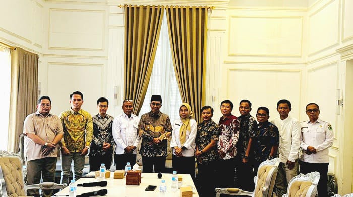 INOVATIF: Tim Komunitas Muda Madura usai menggelar audiensi dengan Bupati Pamekasan KH Kholilurrahman. (IST)