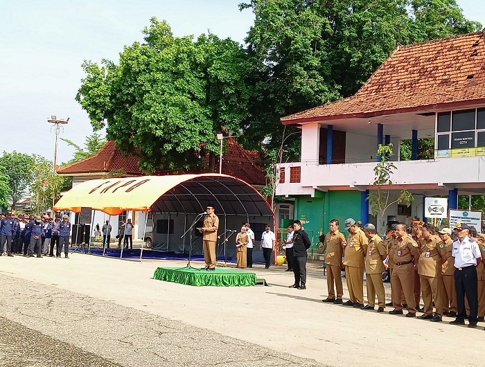 SAMBUTAN: Bupati Pamekasan KH Kholilurrahman memberikan arahan dalam apel siaga bencana di monumen Arek Lancor, Pamekasan, Selasa (11/11). (MOH. IQBAL AFGANI/JPRM)